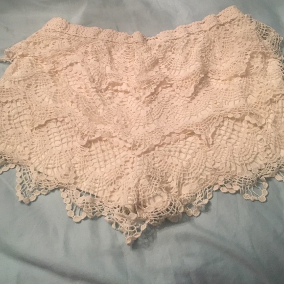 Cream Lace Shorts - Picture 2 of 2