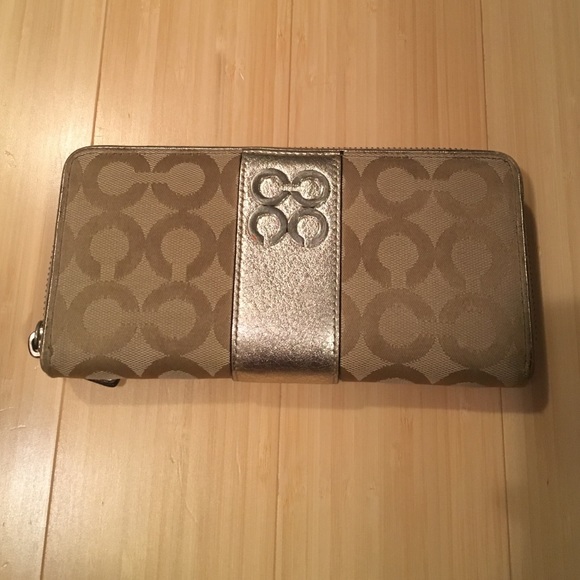 Silver Coach Wallet - Picture 1 of 3