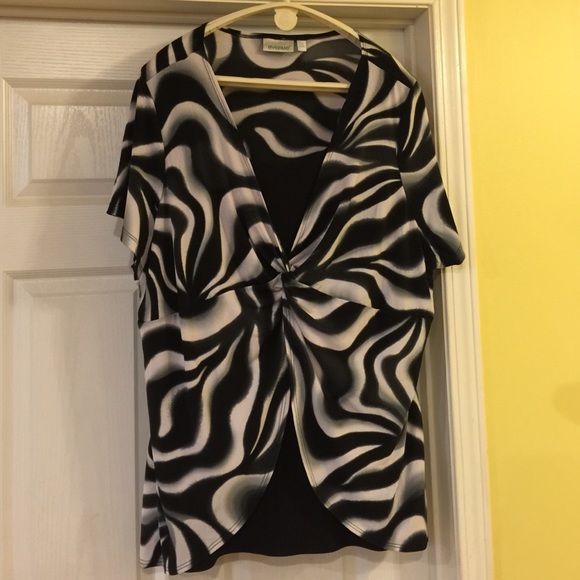 Avenue Black and white top