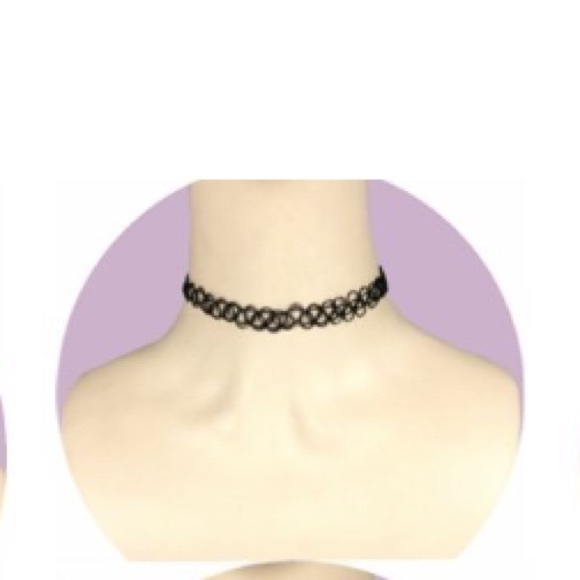 Stretchy black choker