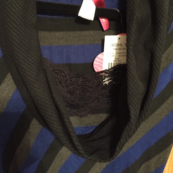 NWT scoop neck blouse! - Picture 2 of 4