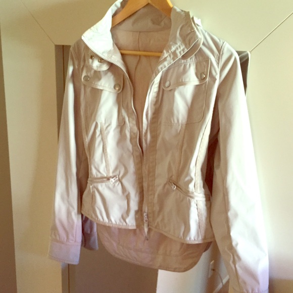 Lululemon Cream Running Jacket Size 6!