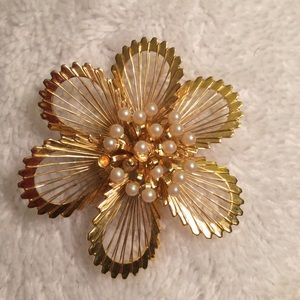 Gold Monet flower brooch