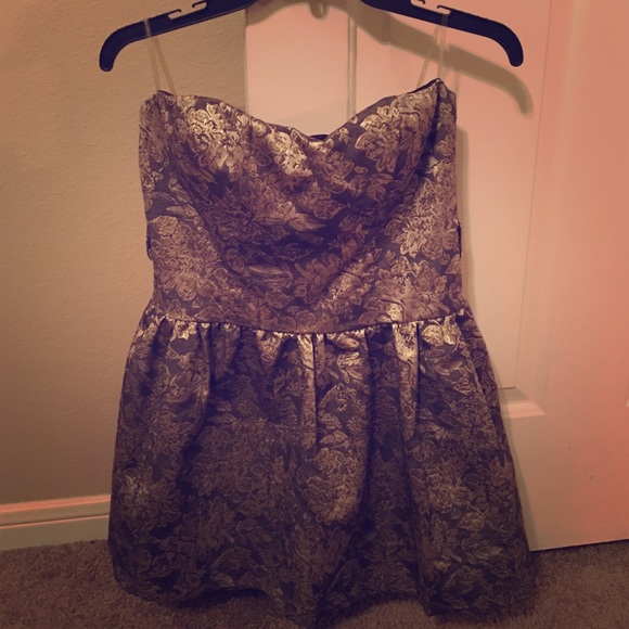 Strapless Gold party dress 👗 🎉