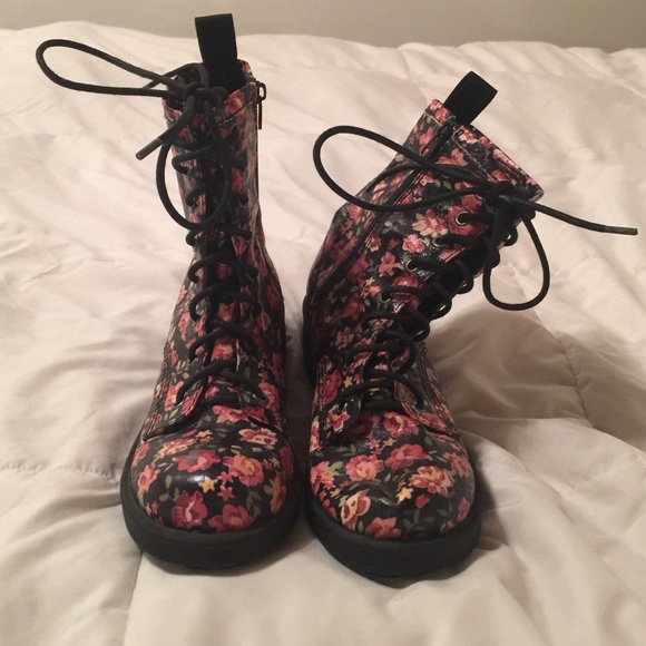 Floral combat lace up boots - size 6