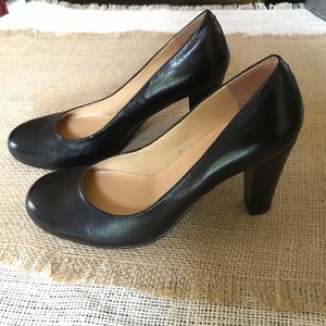 Nine West round toe pump