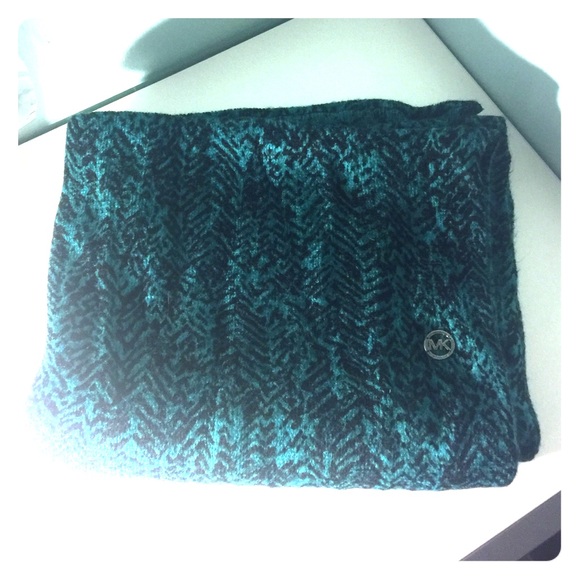 Oversized Michael Kors infinity scarf