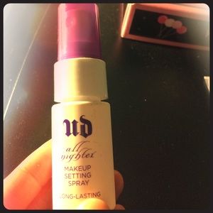 Makeup setting spray long-lasting by urban Decay