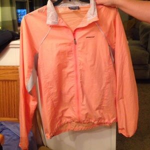 Mens patagonia peach with gray collar windbreaker-
