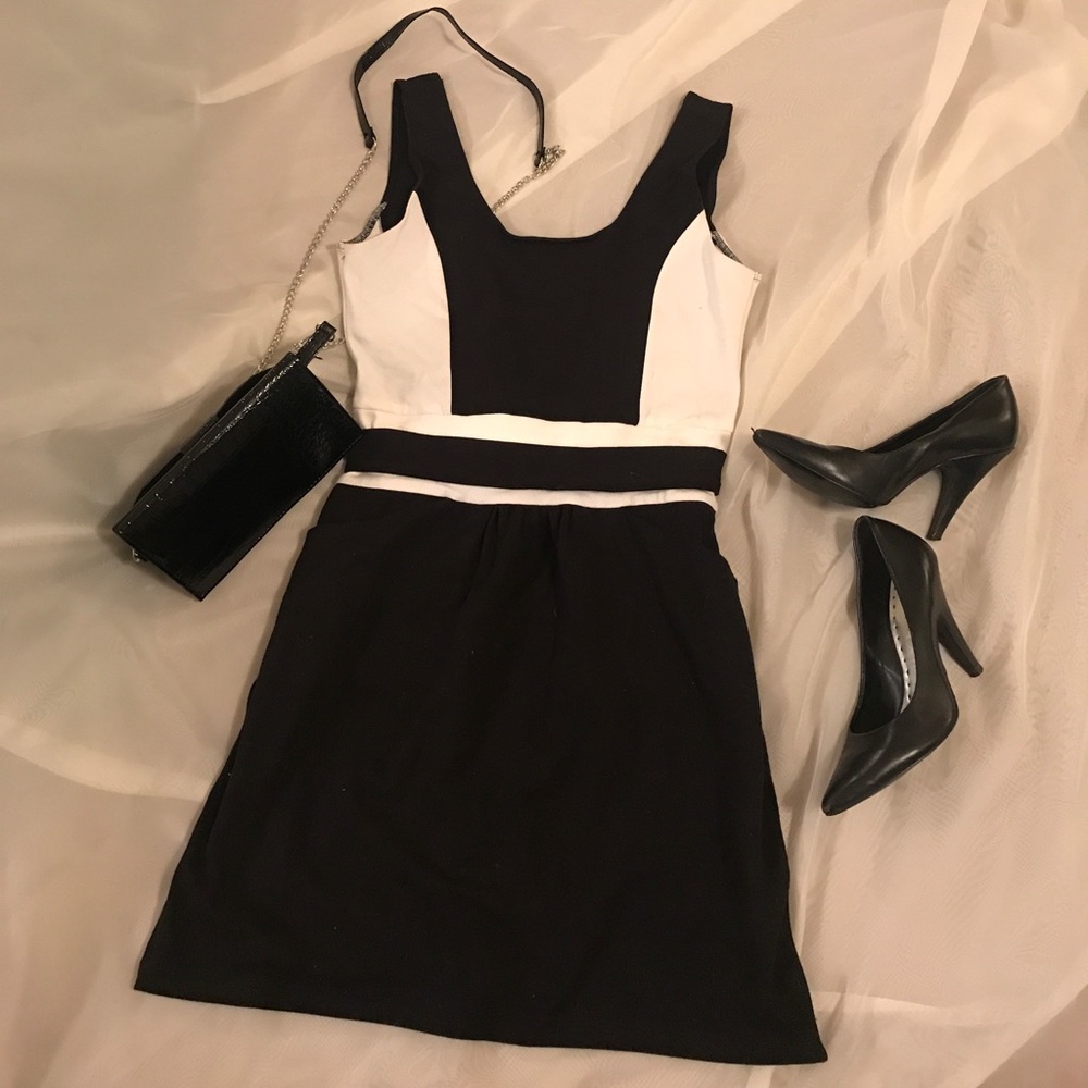Dress with pockets in the color block style
