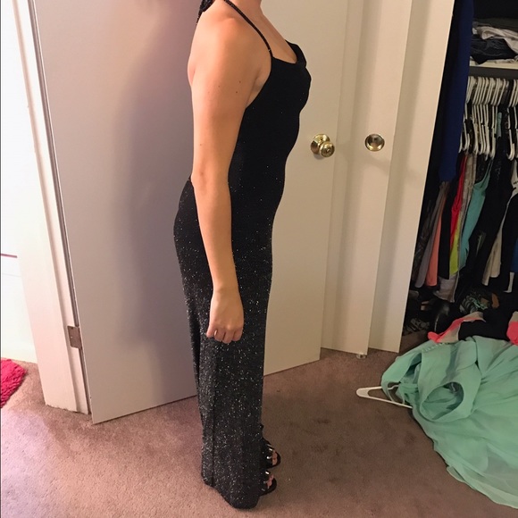 Long Black Dress perfect for the holidays. 5/6 - Picture 2 of 3