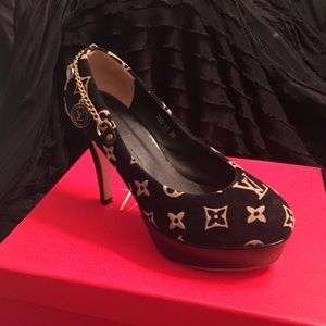 Louis Vuitton Heels with LV classic logo