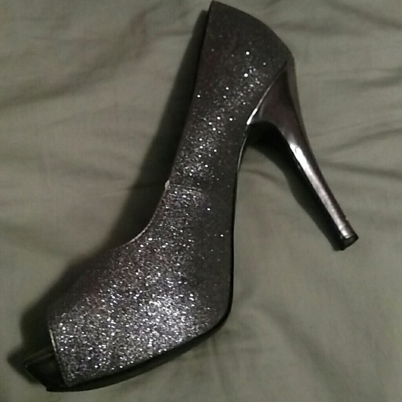 Heels - Picture 2 of 3