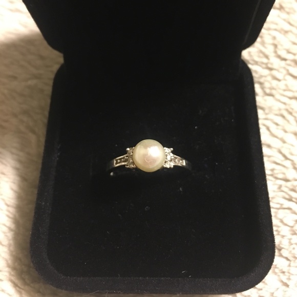 Diamond & pearl ring