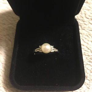 Diamond & pearl ring