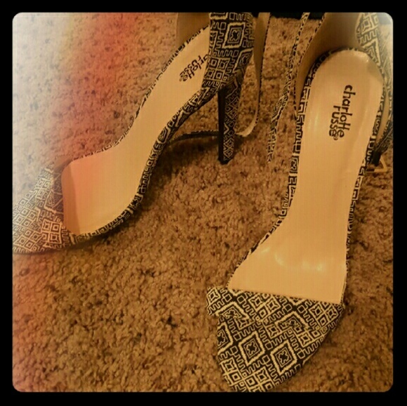 ?? Cream and Black Heels ??