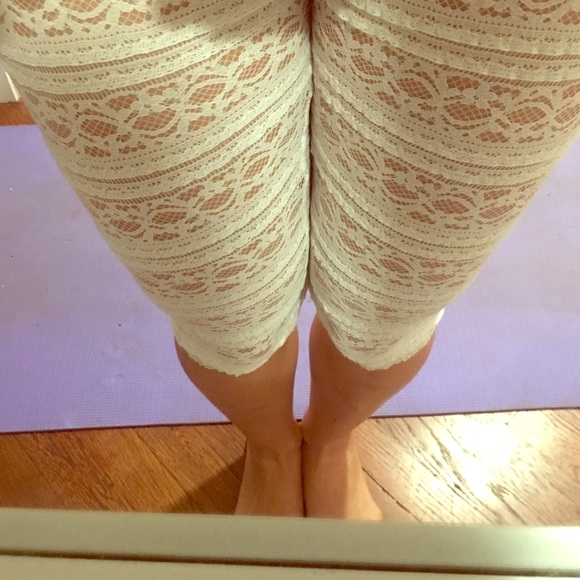 Scallop-Top Knee Length Lace Leggings