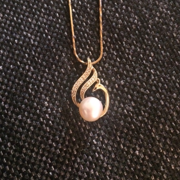 Gold pearl necklace