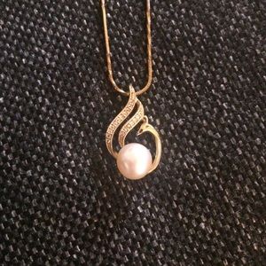 Gold pearl necklace