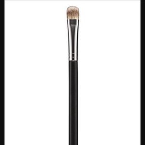 MAC 233 Eye Brush