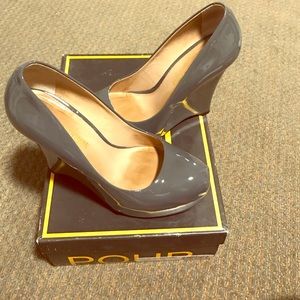 Pour la victoire wedges