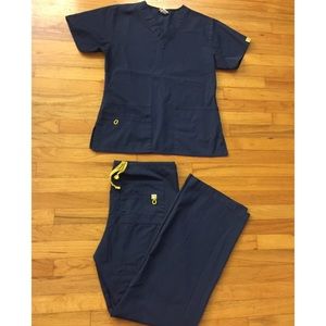 WonderWink Women's V-Neck Solid Scrub Top & Bottom