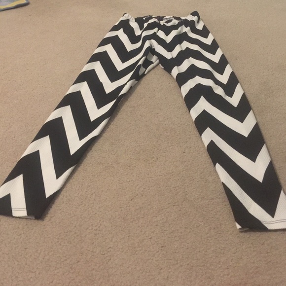 Black and White Chevron Leggings