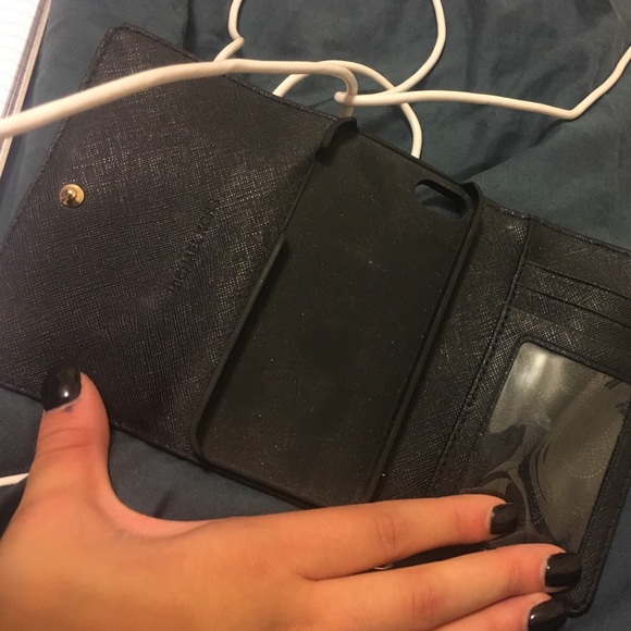 Michael Kors change purse/phone case for iphone5 - Picture 2 of 2