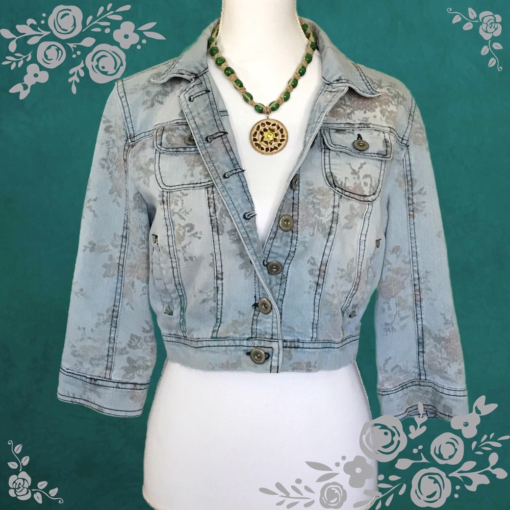 ⬇️ PRICE DROP⬇️ Beautiful 🌺 Cropped Jean Jacket