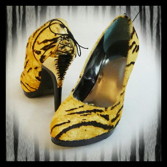 Corset Heel Tiger pumps
