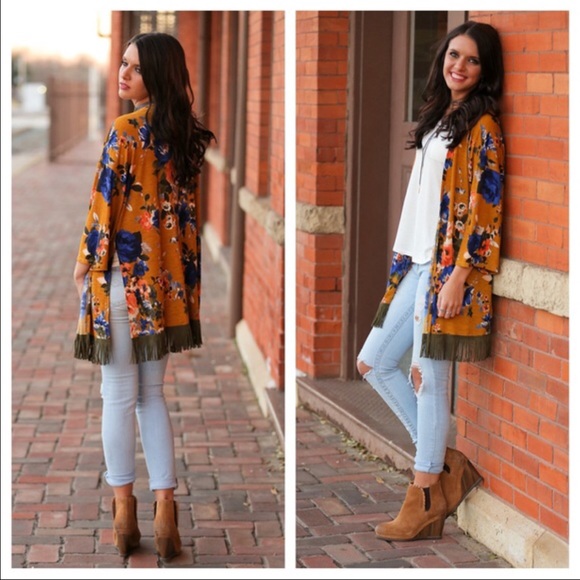 1 Medium Left ! Boho Chic Fringed Kimono 🎉HP🎉 - Picture 4 of 4