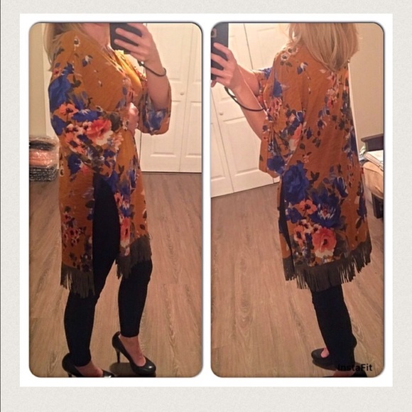 1 Medium Left ! Boho Chic Fringed Kimono 🎉HP🎉 - Picture 2 of 4