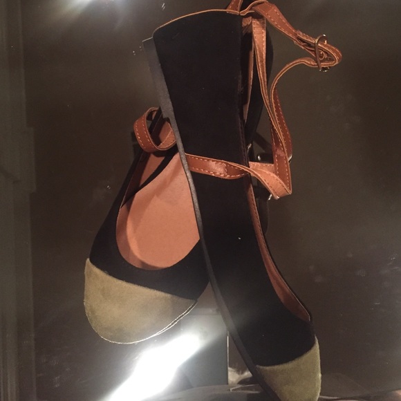 Black & Olive Faux Suede flats with cross strap - Picture 4 of 4