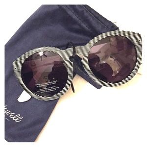 Madewell Sunglasses black and white with case