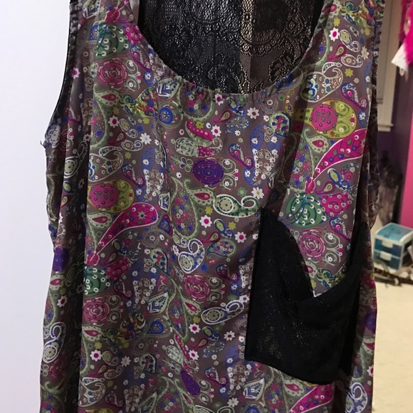 ⭐️MULTICOLORED PATTERNED TOP - Picture 4 of 4