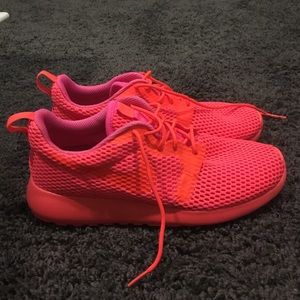 $85🅿️️🅿️ NEW Nike neon mesh roshe runs