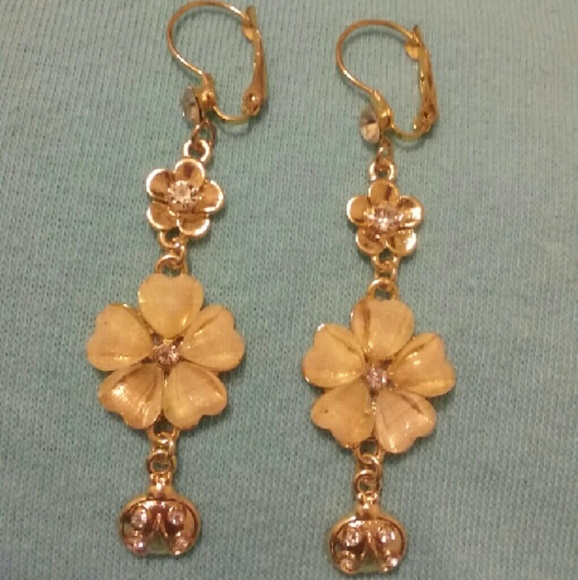 Charming flower earrings