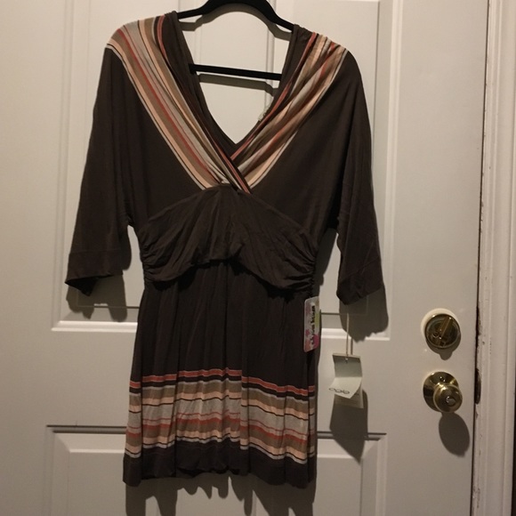 New with tags. Brown v-neck 3 quarter sleeve.