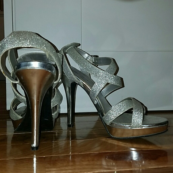 Strap heels - Picture 2 of 4