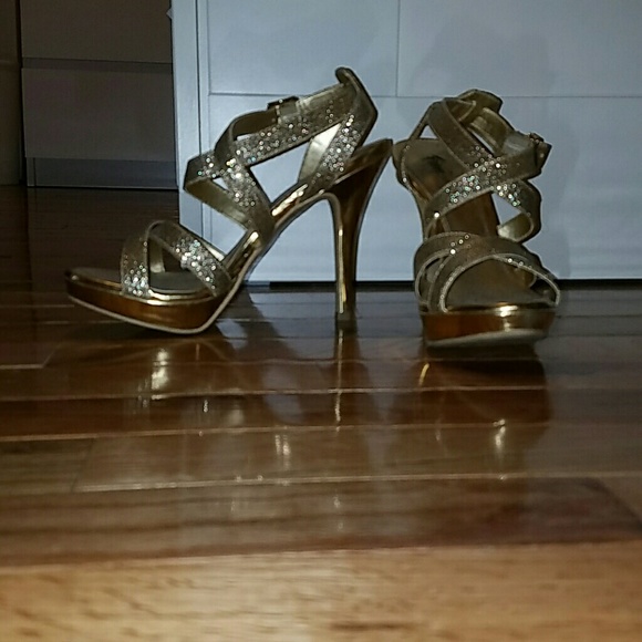 Strap heels - Picture 3 of 4