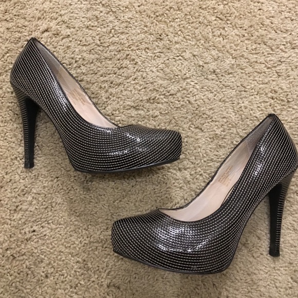 Black platform pumps with contrast stitch detail - Picture 2 of 4