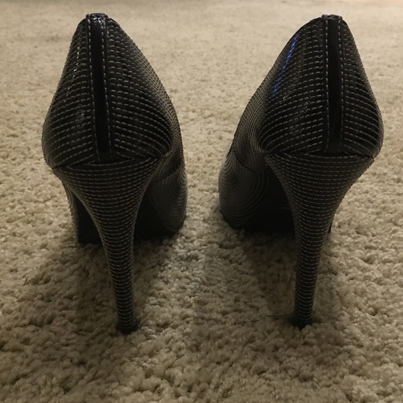 Black platform pumps with contrast stitch detail - Picture 3 of 4