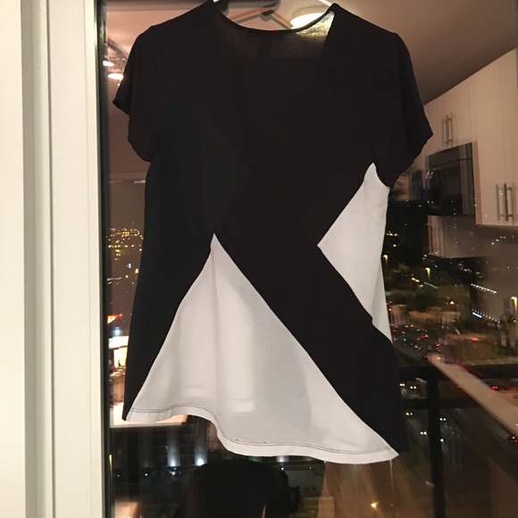 Kenneth Cole New York b& w geometric blouse - Picture 2 of 3