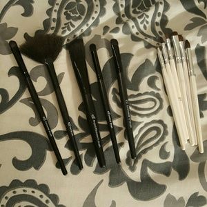 Lot of 11 E.L.F makeup brushes