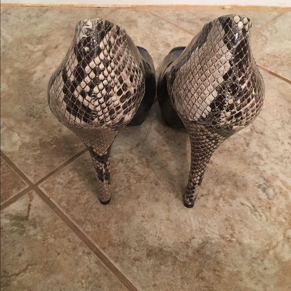 Jessica Simpson patent and snake skin heels - Picture 3 of 3
