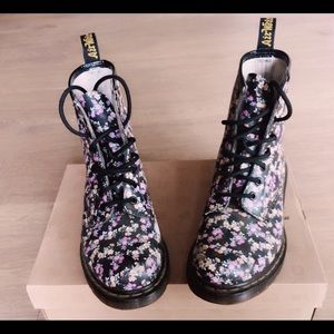🌸Dr. Martens Floral Boots 🌸