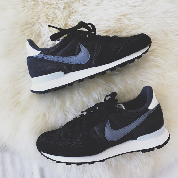 Nike Suede Internationalist Sneakers - Picture 3 of 4