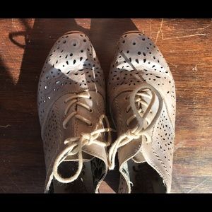 Rieker Shoes - Rieker Lace Up Taupe Tooled Leather Shoes Rieker Shoes - Rieker Lace Up Taupe Tooled Leather Shoes
