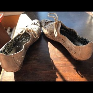 Rieker Shoes - Rieker Lace Up Taupe Tooled Leather Shoes Rieker Shoes - Rieker Lace Up Taupe Tooled Leather Shoes