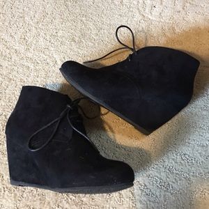 •• Black velvet wedges ••